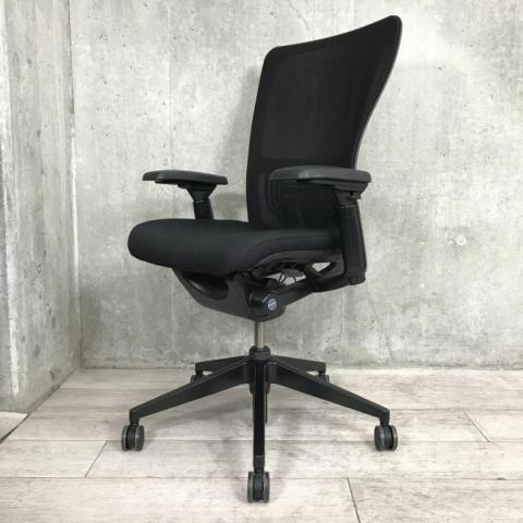 【スタイリッシュなデザインで多彩な機能搭載！腰部を左右非対称に調整できる唯一無二のチェア！】■ヘイワース (HAWORTH)　製　ゾディ (ZODY) チェア　肘付き　ハイバック　■可動肘　■ランバーサポート付　■背面メッシュ　■ブラック 【弊社使用欄：A90100592】