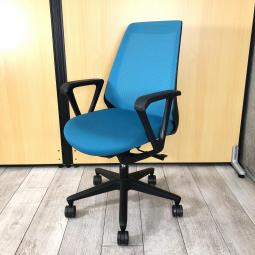 【理想的な作業姿勢をキープ！通気性も抜群な背もたれメッシュ！】■イトーキ（ITOKI）　ノナ（nona）チェア　肘付き　ハイバック　背面メッシュ　■ループ肘　■ストロングブルー×ブラックシェル【IB】