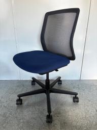 【関西倉庫在庫】■ウチダ（UCHIDA）製　カリッサ（Carissa）　肘無し　ローバックチェア　■背面メッシュ：ブルー　座面：ブラック　シェルフレーム：ホワイト　【弊社使用欄：A01026084】