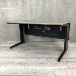 【スタイリッシュなデザインと機能性を兼ね備えたシンプルデスク！】■オカムラ(okamura)製　プロユニットシリーズ　平机　引き出し無　Ｌ字脚　W1400×D730㎜　■天板：木目ダーク/ブラック【弊社使用欄：A00998895】
