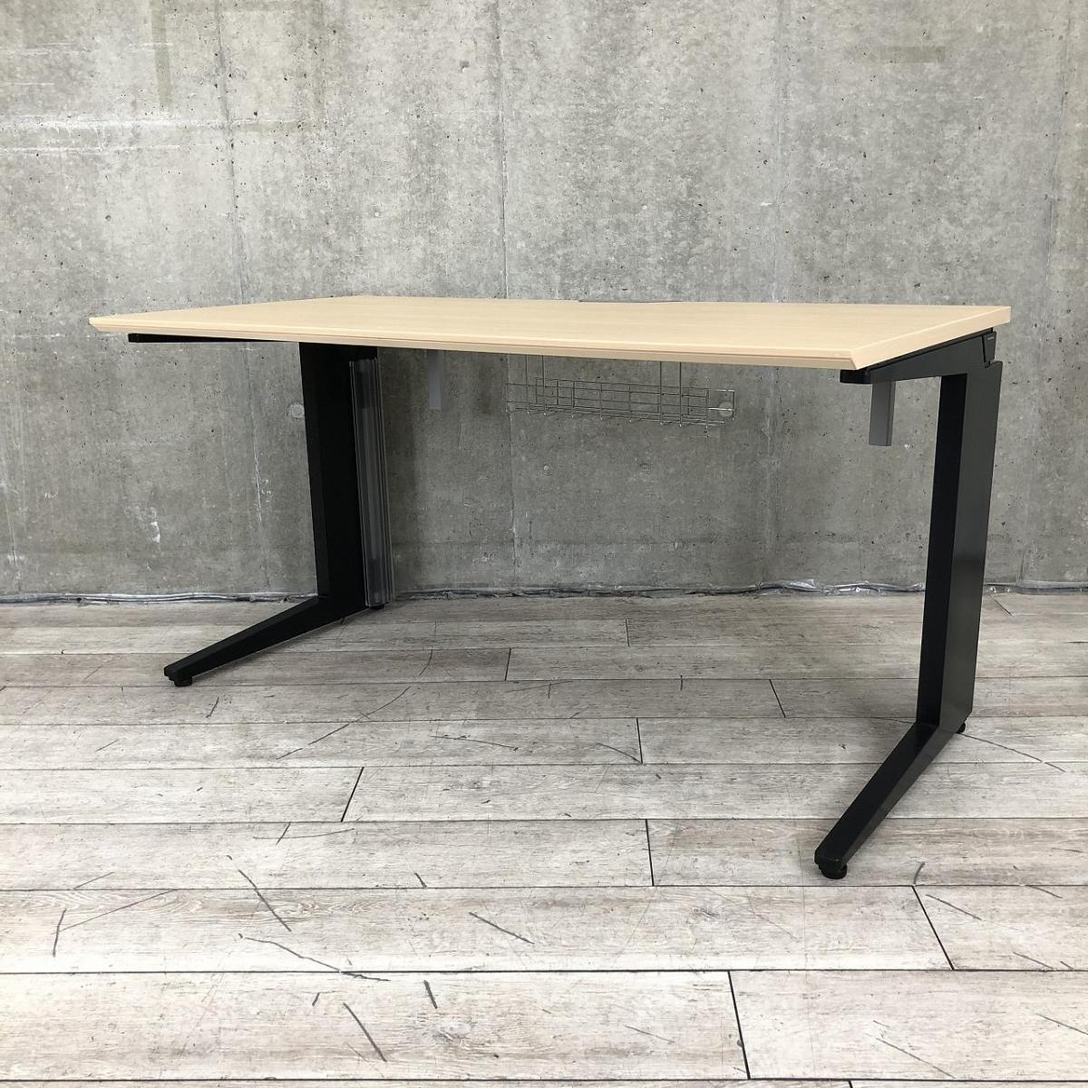 【スタイリッシュなデザインと機能性を兼ね備えたシンプルデスク！】■オカムラ(okamura)製　プロユニットシリーズ　平机　引き出し無　Ｌ字脚　W1400×D700㎜　■天板：木目ナチュラル/ブラック【弊社使用欄：A01018481】
                        プロユニット
                                    中古
            