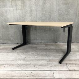 【スタイリッシュなデザインと機能性を兼ね備えたシンプルデスク！】■オカムラ(okamura)製　プロユニットシリーズ　平机　引き出し無　Ｌ字脚　W1400×D700㎜　■天板：木目ナチュラル/ブラック【弊社使用欄：A01018481】