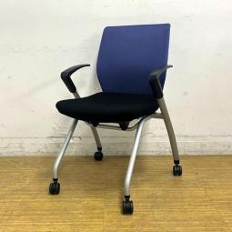 【在庫入替セール】コクヨ　スタイラ　ネスティングチェア　背ブルー×座ブラック　ひじ掛け付きなのが嬉しいポイント