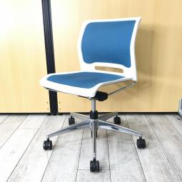 【背座3Dメッシュ形状！　応接室や休憩室に大人気の商品です！】■コクヨ（KOKUYO）製　カラベル（caravel）　ミーティングチェア　肘無し　■回転脚タイプ　■背/座面メッシュ　■ブルー
