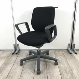 【体にフィットするダブルクッション構造！快適さと集中力をキープ！】■コクヨ（KOKUYO）製　セディスタチェア（SEDISTA）　ローバック　肘付き　■サークル肘　■色：ブラック　■ハンガー付き