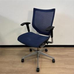 【クレジット決済可】【オカムラ製の王道高級チェア！通気性ばっちりで長時間の着座も快適に過ごせます！】　■オカムラ(okamura)　バロン(Baron)　ローバック　稼働肘付　■ブルー　■背面メッシュ　座面メッシュ【2503】弊社使用欄【A01003674】※