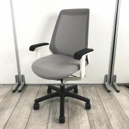 【理想的な作業姿勢をキープ！通気性も抜群な背もたれメッシュ！】■イトーキ（ITOKI）　ノナ（nona）チェア　肘付き　ハイバック　背面メッシュ　■可動肘　■ライトグレー × ホワイトシェル