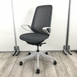 【レアシリーズ】【もっと美しく、快適に。イトーキの新世代ワークチェアが入荷！】■イトーキ（ITOKI）製　ノートチェア　肘付ハイバック　背面メッシュ　■固定肘付き　■ダークグレー【柔らかな座り心地が人気！】
