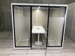 【４～６名様使用のセミクローズワークブース！スタイリッシュなガラス扉！】■オカムラ（okamura）　スノーハット (Snow Hut)　　グループ（Group）多人数用　　Bタイプ　■W2400×D2400×H2100㎜　■テーブル・ライト付き　※ソファなし　■色：フレーム/ ホワイト　パネル/ グレー【ABW商材】【関東倉庫在庫品】【弊社使用欄：A01011487】