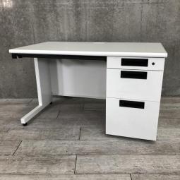 【定番サイズの幅1200㎜！オーソドックスな片袖デスクが入荷！】■プラス（PLUS）製　フラットライン　片袖机　引き出し付き　幅1200　■ホワイト※一部配線カバー無し【AD】