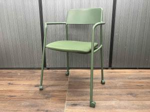 【在庫入れ替えSALE】【スタイリッシュデザインのミーティングチェア！】■コクヨ (KOKUYO)　エニー (Any)　ネスティングチェア　平行スタッキング　肘付き　■キャスター付き　グリーン（岐阜店）