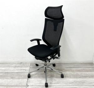 【定価約20万円】【レアなヘッドレスト付チェア！役員のかたや在宅ワークの方などにおすすめ！】■オカムラ/バロンチェア　■背面メッシュ　■ブラック　■可動肘付(シルバー)　■ヘッドレスト付※脚と肘の素材が異なります。
