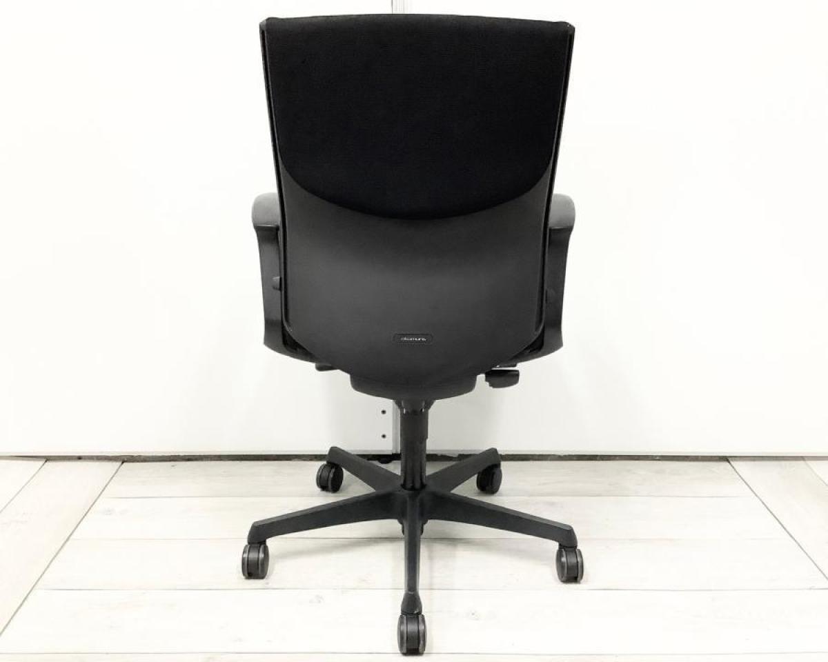 オカムラ エスクード ハイバック クッションタイプ 可動肘 ブラック 2015年 中古】エスクード オカムラ/okamura 肘付ハイバックチェア