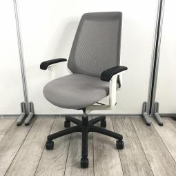 【理想的な作業姿勢をキープ！通気性も抜群な背もたれメッシュ！】■肘付き　ハイバック　背面メッシュ　■可動肘　■ライトグレー × ホワイトシェル/イトーキ/ノナ