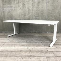 【電動で高さ調整可能・立ち姿勢を取り入れた新しいワークスタイルへ！】■オカムラ（okamura）　スイフト（Swift）　電動昇降デスク　昇降テーブル　平机　■幅：1750×奥行：775×高さ：700～1250㎜　■ホワイト　※未組み立て