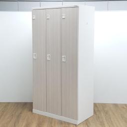 ★【部材掛け/正面キズ】ライオン製　木目カラー　W900×D515ｘH1790サイズ　側面ホワイト　シリンダー　シンプルでスタンダードな更衣ロッカー！　移転や増員を検討されている方にオススメ！　常に人気の高い更衣用ロッカー　3人用更衣ロッカー！！