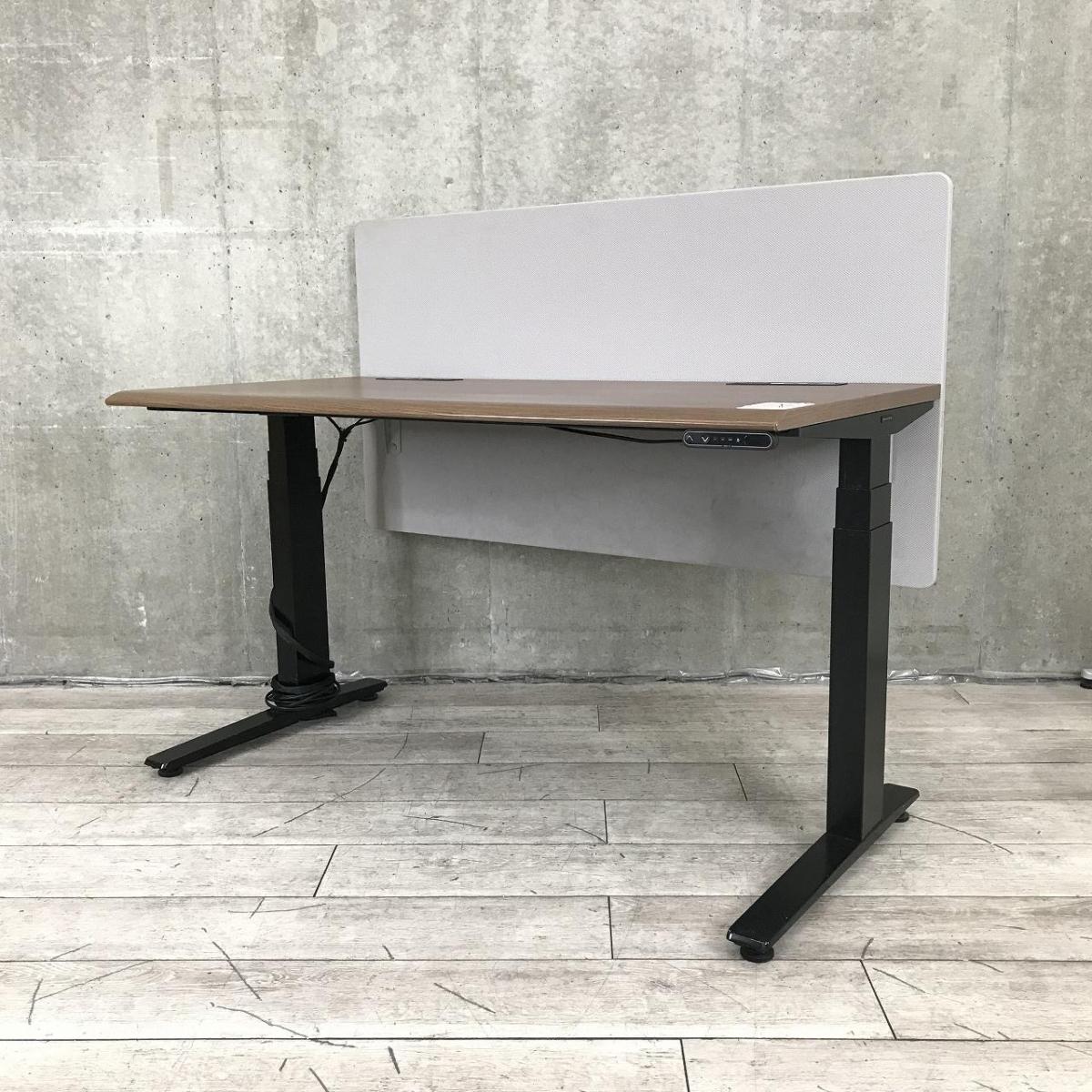 【電動で高さ調整可能・立ち姿勢を取り入れた新しいワークスタイルへ！】■オカムラ（okamura）製　スイフト（Swift）シリーズ　電動昇降デスク　昇降テーブル　平机　■コンセント付　■W1350×D680×H650～1250㎜　■天板：木目ブラウン/脚：ブラック
                        スイフトテーブル
                                    中古
            