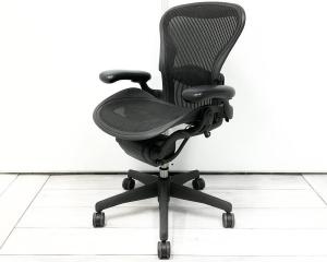 ハーマンミラー製の大人気オフィスチェア【アーロン/ブラック/肘付き】が入荷しました！　＊福岡市拠点の「オフィスバスターズ福岡南店」は、福岡はもちろん、岡山・広島エリアにも対応しています。中古オフィス家具・チェア・デスク・複合機など一式手配可能。各地に特化した在庫とワンストップ対応で、起業・移転・レイアウト変更にしっかり対応し、岡山・広島でも安心の選択肢をご提供します。＊