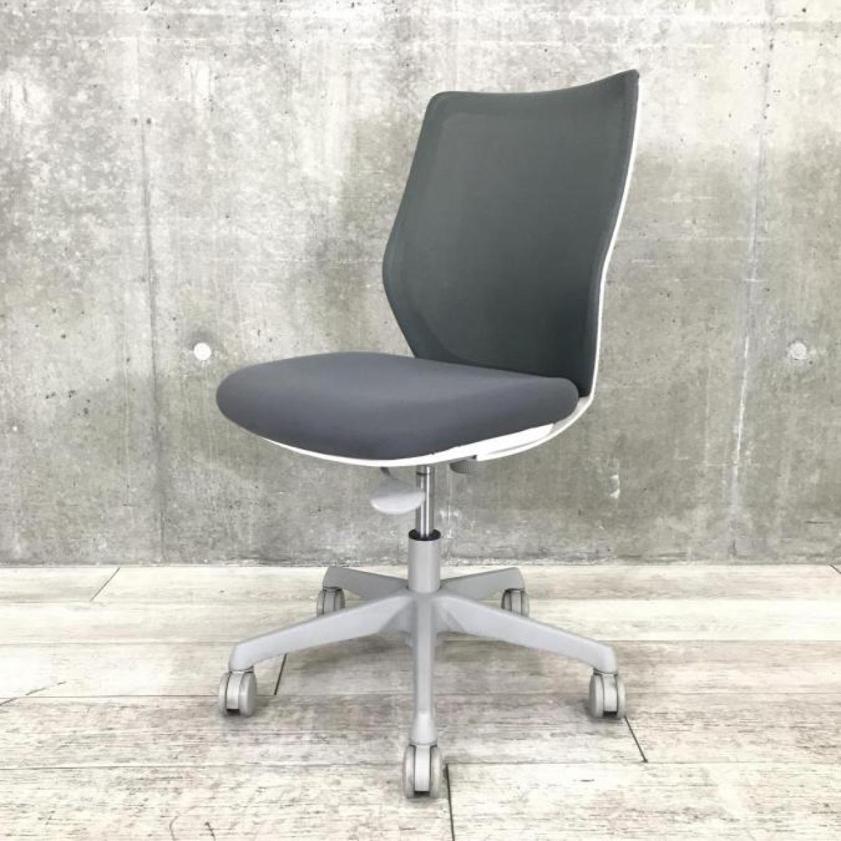 【在庫入替セール品】【やわらかな座り心地を実現するメッシュチェア！腰への負担を減らすS字形状！】■オカムラ（okamura）　CG-Mチェア　肘無し　ローバック　背面メッシュ　■グレー× ホワイトシェル
                        CG-M メッシュ
                                    中古
            