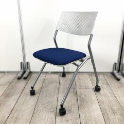 【しなやかにワーカーを受け止める洗練されたデザイン！使わない時は重ねて収納可能！】■ウチダ（UCHIDA）製　FM-265シリーズ　ミーティングチェア　ネスティングチェア　キャスター付　■背面樹脂メッシュ：ホワイト/座面：ブルー
