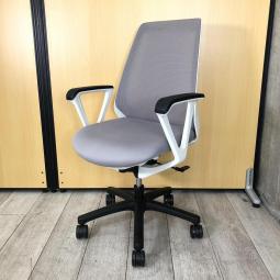 【理想的な作業姿勢をキープ！通気性も抜群な背もたれメッシュ！】■イトーキ（ITOKI）　ノナチェア（nona）　肘付き　ハイバック　背面メッシュ　■サークル肘　■ライトグレー × ホワイトシェル ※脚：ブラック