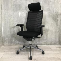 【訳アリ特価品】【厚めのクッションで快適な座り心地を実現！】【どんな空間にも調和するデザインと最上級の操作性】■オカムラ（okamura） コーラルチェア　エクストラハイバック　■ヘッドレスト付　アジャストアーム（可動肘）■色：ブラック　クッションタイプ　〈岐阜・愛知・三重・静岡・福井〉