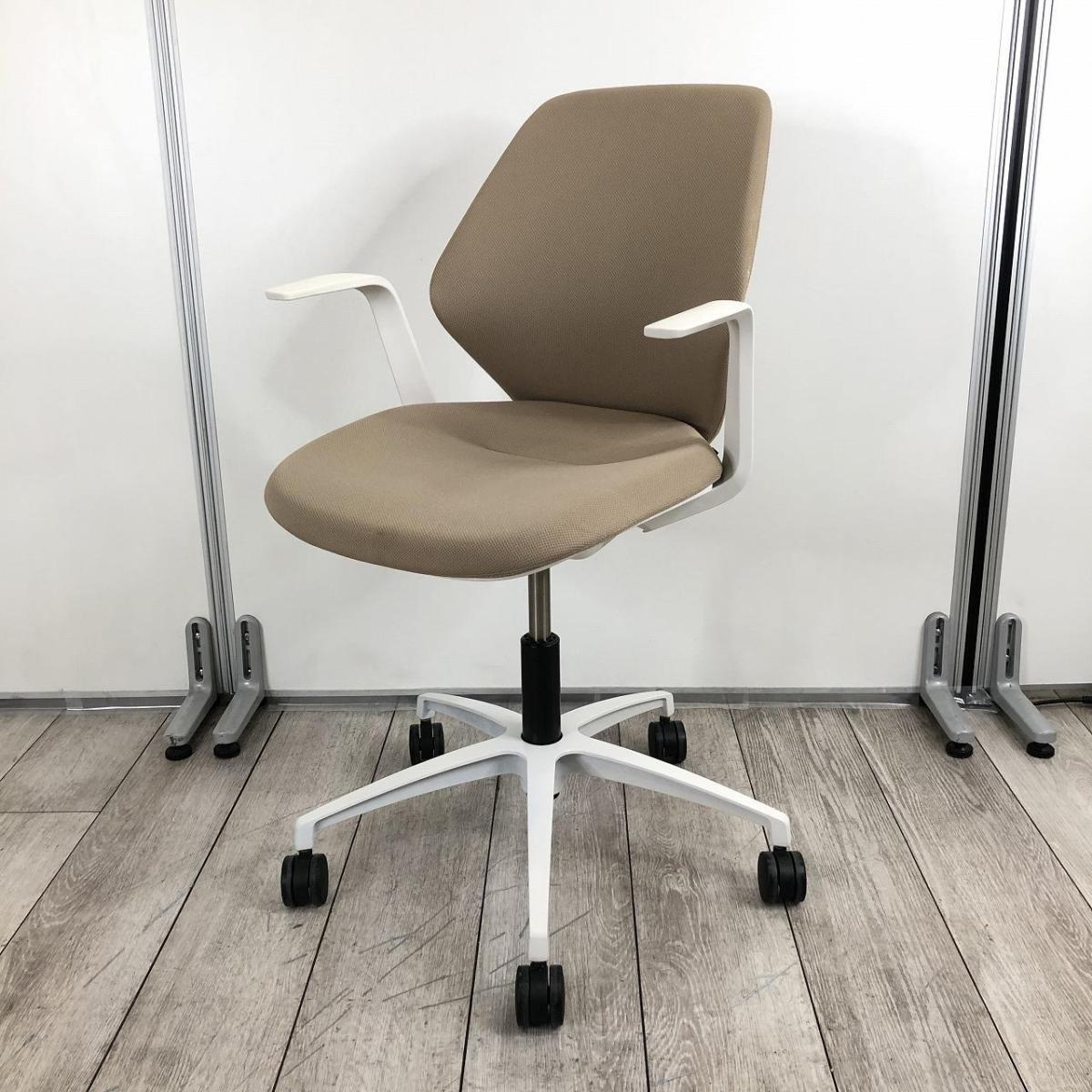 【オフィスに新しい風を吹き込むライトタスクチェア！】【腰回りをしっかりサポート！】■イトーキ製（ITOKI）製　キュアチェア（QuA）　肘付き　ミーティングチェア　5本脚　クロスバックタイプ　■固定肘　■サンドイエロー（ライトブラウン系）
                        キュアチェア
                                    中古
            