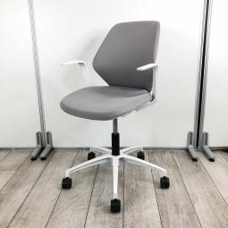 【在庫入替セール品！】【オフィスに新しい風を吹き込むライトタスクチェア！】【腰回りをしっかりサポート！】■肘付ミーティングチェア　5本脚　クロスバックタイプ　固定肘　ライトグレー/イトーキ/キュア