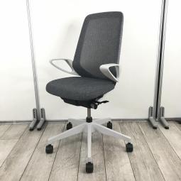 【もっと美しく、快適に。イトーキの新世代ワークチェアが入荷！】柔らかな座り心地が人気！■肘付ハイバック　背面メッシュ　固定肘付き　ダークグレー/イトーキ/ノート