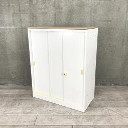 【3枚引き違い扉なので開閉スペースがいりません！省スペース化に貢献！】■オカムラ（okamura）製　レクトラインシリーズ　引き違い書庫　３枚戸　ローキャビネット　■本体：ホワイト/天板：木目ナチュラル　■シリンダー錠　※日焼け有