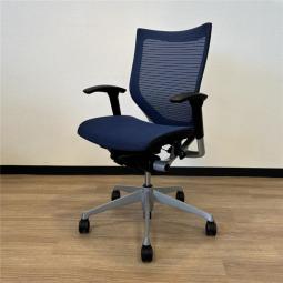 【クレジット決済可】【オカムラ製の王道高級チェア！通気性ばっちりで長時間の着座も快適に過ごせます！】　■オカムラ(okamura)　バロン(Baron)　ローバック　稼働肘付　■ブルー　■背面メッシュ　座面メッシュ【2503】弊社使用欄【A01003674】※