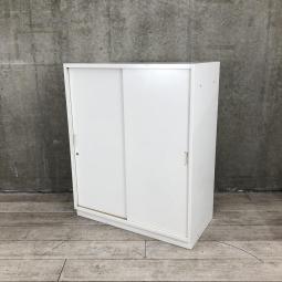 【スライド引き戸だから開閉スペースに困りません！人気の引き違い書庫！】■イトーキ（ITOKI）製　シンラインシリーズ　引違い書庫　2枚戸タイプ　ローキャビネット　■シリンダー錠　■ホワイト 【弊社使用欄：A01018678】【KN】