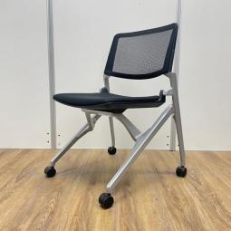 【西】【現行モデル】オカムラ製　マルカシリーズ　ブラックカラー　クールなデザインのミーティングチェア！使わない時は重ねてコンパクトに！　ネスティングチェア！！