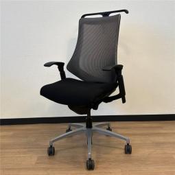 【姿勢の変化にフレキシブルに対応する高機能メッシュチェア！】■イトーキ製　エフメッシュ　肘付ハイバック　■可動肘　■背面メッシュ (ストライプレイヤー)　■ハンガー付き　■ブラック【2506】弊社使用欄【A01021164】