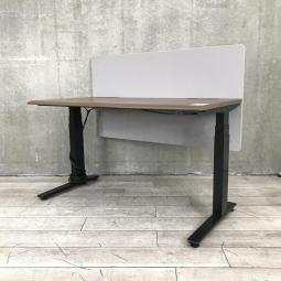 【電動で高さ調整可能・立ち姿勢を取り入れた新しいワークスタイルへ！】■オカムラ（okamura）製　スイフト（Swift）シリーズ　電動昇降デスク　昇降テーブル　平机　■コンセント付　■W1350×D680×H650～1250㎜　■天板：木目ブラウン/脚：ブラック
