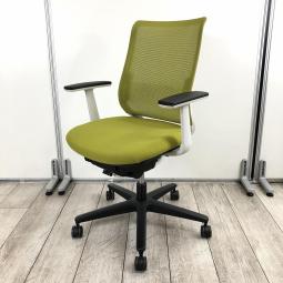 【すっきりと上質なデザイン！快適な座り心地を実現するオフィスチェア！】■コクヨ（KOKUYO）製　ミトラチェア　肘付ローバック　■ランバー付　背面メッシュ　■ライトオリーブ×ホワイトシェル　【弊社使用欄：A01026681】