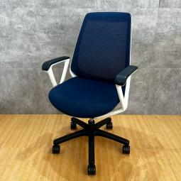 イトーキ製のオフィスチェア【ノナシリーズ/肘付き/ブルー】が入荷しました！　＊福岡市拠点の「オフィスバスターズ福岡南店」は、福岡はもちろん、岡山・広島エリアにも対応しています。中古オフィス家具・チェア・デスク・複合機など一式手配可能。各地に特化した在庫とワンストップ対応で、起業・移転・レイアウト変更にしっかり対応し、岡山・広島でも安心の選択肢をご提供します。＊