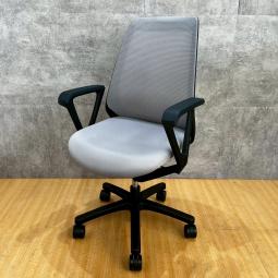 イトーキ製のオフィスチェア【ノナシリーズ/肘付き/グレー】が入荷しました！　＊福岡市拠点の「オフィスバスターズ福岡南店」は、福岡はもちろん、岡山・広島エリアにも対応しています。中古オフィス家具・チェア・デスク・複合機など一式手配可能。各地に特化した在庫とワンストップ対応で、起業・移転・レイアウト変更にしっかり対応し、岡山・広島でも安心の選択肢をご提供します。＊