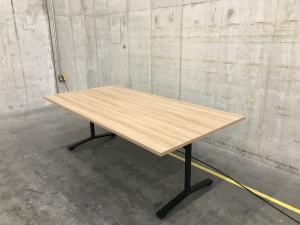 【幅広いサイズのため複数人での作業もしやすい！】■コクヨ製　ビエナ　ミーティングテーブル　■木目調　■ナチュラル■キャスター無し 【ABW商材】【弊社管理番号：A01008972】　【TD】