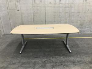 【中古テーブルの中で売れ筋商品！配線溝付きでコード類をまとめやすい！】■オカムラ製　ラティオⅡ　ミーティングテーブル　■ナチュラル　■木目調 【ABW商材】【弊社管理番号：A01001704】　【TD】