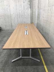 【中古テーブルの中で売れ筋商品！配線溝付きでコード類をまとめやすい！】■オカムラ製　ラティオⅡ　ミーティングテーブル　■ブラウン　■木目調 【ABW商材】【弊社管理番号： A01007382】　【TD】