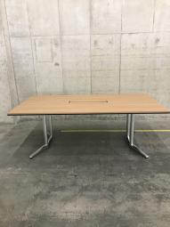 【中古テーブルの中で売れ筋商品！配線溝付きでコード類をまとめやすい！】■オカムラ製　ラティオⅡ　ミーティングテーブル　■ブラウン　■木目調 【ABW商材】【弊社管理番号：A01012967】　【TD】