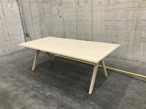【人気の木目調テーブル！】■コクヨ製　デイズオフィス　ミーティングテーブル　■ナチュラル　■木目調 【ABW商材】【弊社管理番号：A01008966】　【TD】