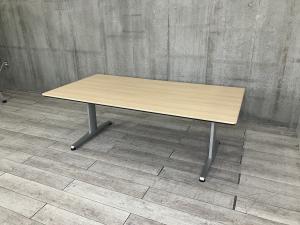 【打ち合わせや休憩室にも！シンプルなデザインでさまざまスペースに適応！】■オカムラ（okamura）　ミーティングテーブル　会議用　■W2100×1100×720㎜　T字脚　■ナチュラル木目調 【弊社使用欄：A01008377】