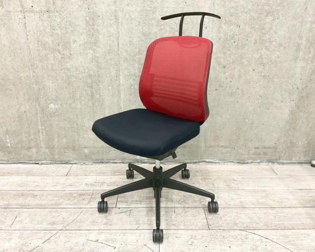 【在庫入替セール品】【デザイン性の高いコンパクトなメッシュチェア！リフレッシュスペースにもピッタリ！】■コクヨ（KOKUYO）製　シロッコシリーズ　　肘無し　ローバックチェア　■背面メッシュ　■ハンガー　ランバー付き　■背: カーマインレッド　座: ブラック 【弊社使用欄：A00999379】