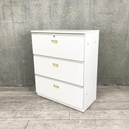 【人気３段ラテラルの小さめサイズ！天板付きのローキャビネット！】■イトーキ（ITOKI）製　シンライン（THIN LIN）シリーズ　３段ラテラル書庫　ローキャビネット　■天板付き　■W800×D400×H975㎜　■ホワイト　■シリンダー錠　※ラッチ日焼け有