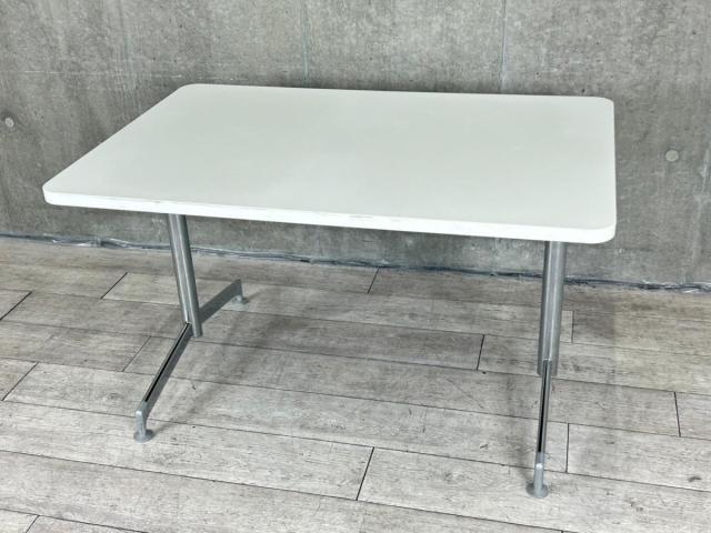 【2～４人用としてオススメなミーティングテーブルの入荷です】コクヨ製/ホワイト■ミーティングテーブル　■ホワイト天板×シルバー脚　■横1200×750㎜　【弊社使用欄：A01016057】