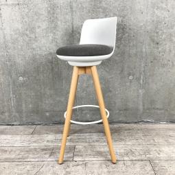 【ファブリック性の座面と木製の脚がオシャレな空間を演出！】■オカムラ（okamura）製　ピルエットシリーズ　カウンターチェア　ハイチェア　リフレッシュスペース　■シェル：ホワイト/座面：グレー　■足置き付