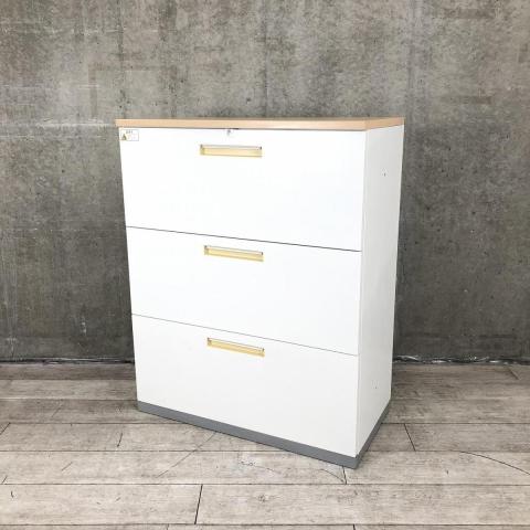 【定価約14万円】【オフィスの必需品！！大容量のローキャビネット！】■イナバ（Inaba）製　TFシリーズ　3段ラテラル　ローキャビネット　W900×D450㎜（天板付き：D460㎜）　■シリンダー錠　■ホワイト　■ナチュラル木目調 天板付き　※取手日焼け有　【弊社使用欄：A01026261】