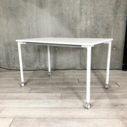 【8/4入荷予定！】【定価約10万円】【フレキシブルに使用可能なキャスター付きワークテーブル！】■イトーキ（ITOKI）製　アクティブフィールド（Active Field）　ワークテーブル　パーソナルテーブル　W1200×D700㎜　■キャスター付き　■ホワイト　配線カバー：ホワイト/配線受け：ブラック　オフィスバスターズ心斎橋店